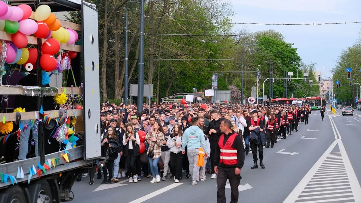 Korowód studencki idący ulicami Lublina