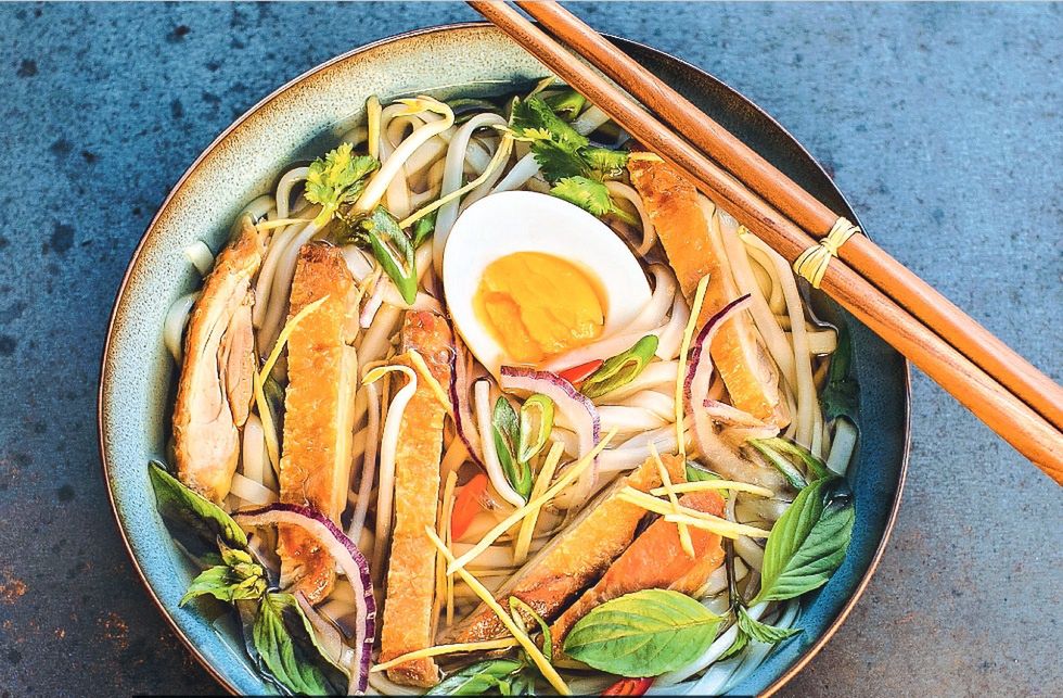Phở gà roti. Zupa z makaronem ryżowym i grillowanym kurczakiem