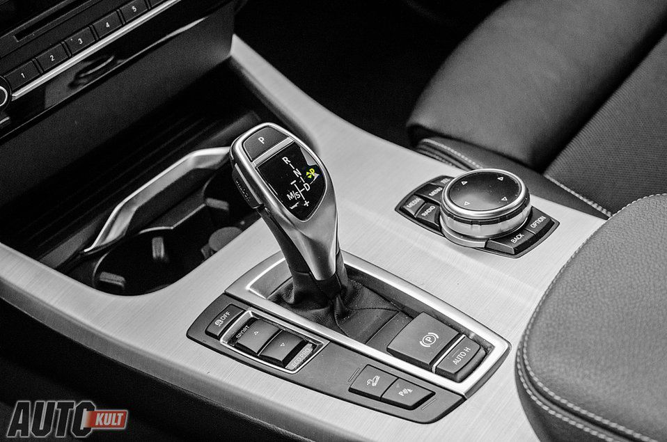 Hamulec elektryczny w BMW z funkcją Auto Hold, którą można włączyć lub nie