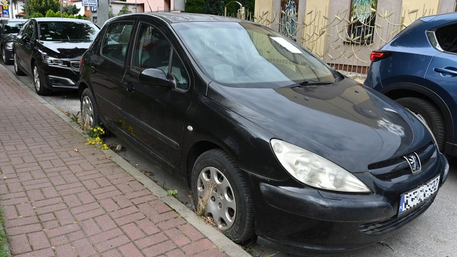 Peugeot na krakowskich blachach stoi przy ulicy Pomorskiej 88 w Kielcach od dwóch lat, utrudniając ruch drogowy.