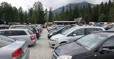 Darmowe miejsca parkingowe przy Morskim Oku. Jest jeden haczyk