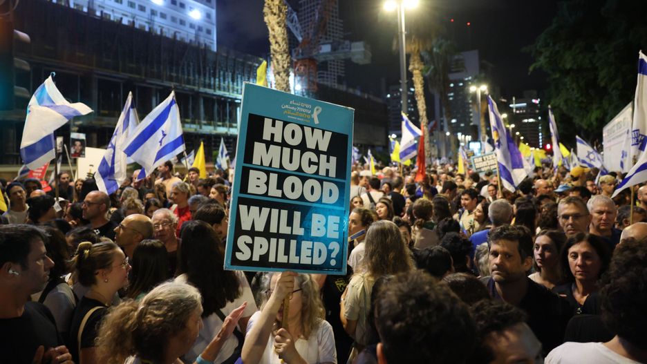National wide strike day calling to release the Israeli hostages
epa12307097 Protesters supporting the families of Israeli hostages held by Hamas in the Gaza Strip, during a nationwide strike protest in Tel Aviv, Israel, 17 August 2025. According to the Israeli army (IDF) spokesperson, around 50 Israeli hostages remain in captivity in the Gaza Strip, including the bodies of at least 30 confirmed dead.  EPA/ABIR SULTAN EPA 
Dostawca: PAP/EPA.
ABIR SULTAN
protest