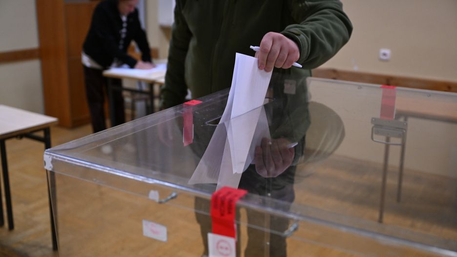 Przemyśl, 15.10.2023. Wybory parlamentarne 2023. Rozpoczęcie głosowania w Obwodowej Komisji Wyborczej na terenie I Liceum Ogólnokształcącego im. Juliusza Słowackiego w Przemyślu, 15 bm. Trwa głosowanie w wyborach parlamentarnych i towarzyszącym im referendum ogólnokrajowym. Do jego zakończenia obowiązuje cisza wyborcza i referendalna. (miwi) PAP/Darek Delmanowicz