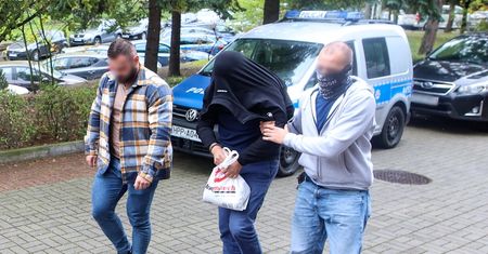 Byłe uczennice o zatrzymanym ks. Jacku. "Rękę wkładał pod bluzkę"