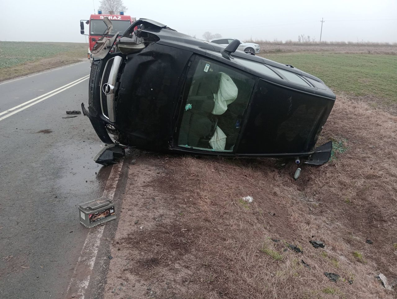 Wypadek drogowy w Główinie. Auto wpadło do rowu, trzy osoby poszkodowane