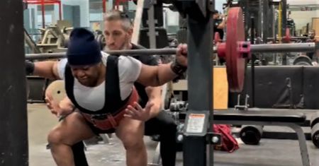 Ma 78 lat i wyciska 187 kg w przysiadzie. Pakerzy, chowajcie się!