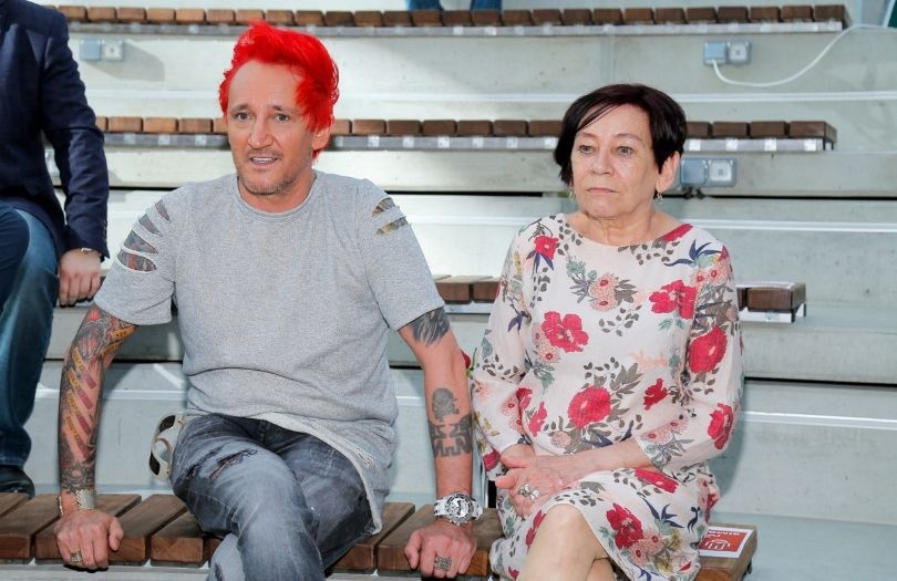 Michał Wiśniewski wspiera mamę podczas premiery jej książki, "Dziewczynka z kieliszkami"