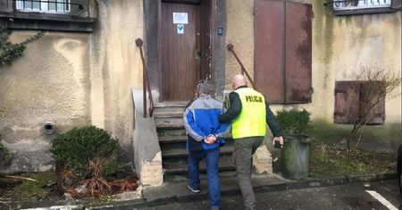 51-latek w końcu wpadł. Wydało się, co robił w miejskich szaletach