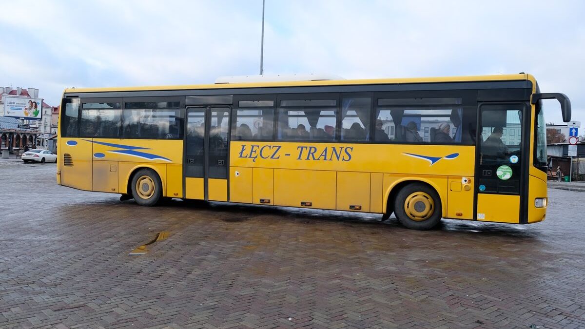 Autobus przewoźnika Łęcz-Trans na dworcu autobusowym PKS przy al. Tysiąclecia