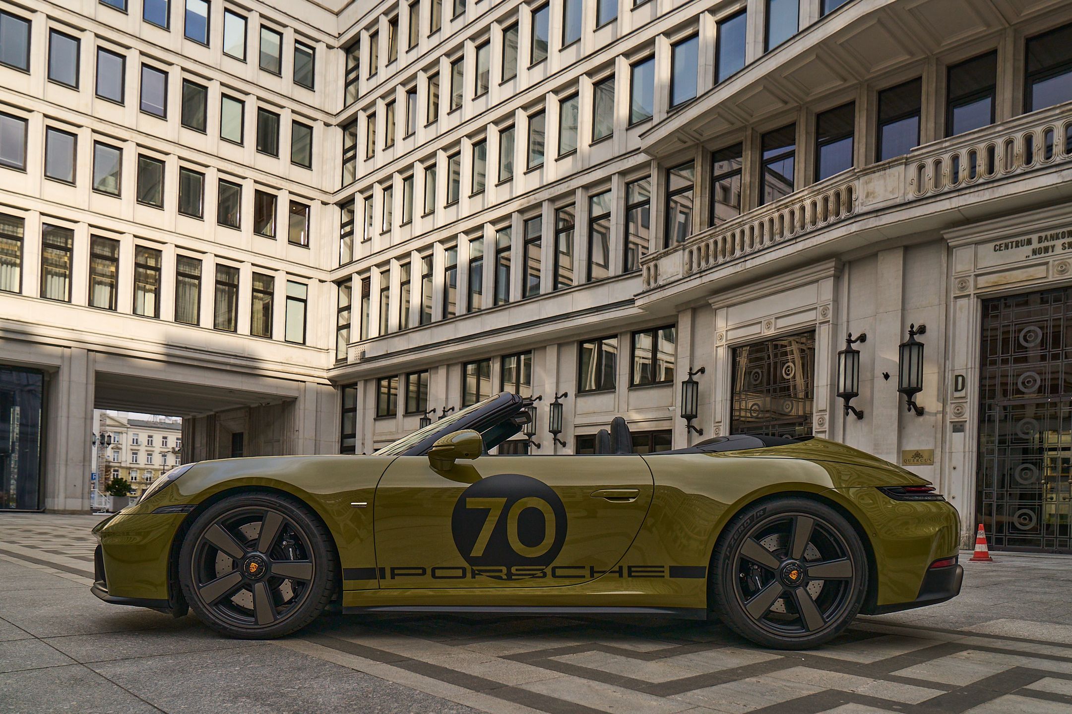 Porsche 928 (1977) i Porsche 911 Spirit 70 (2025)