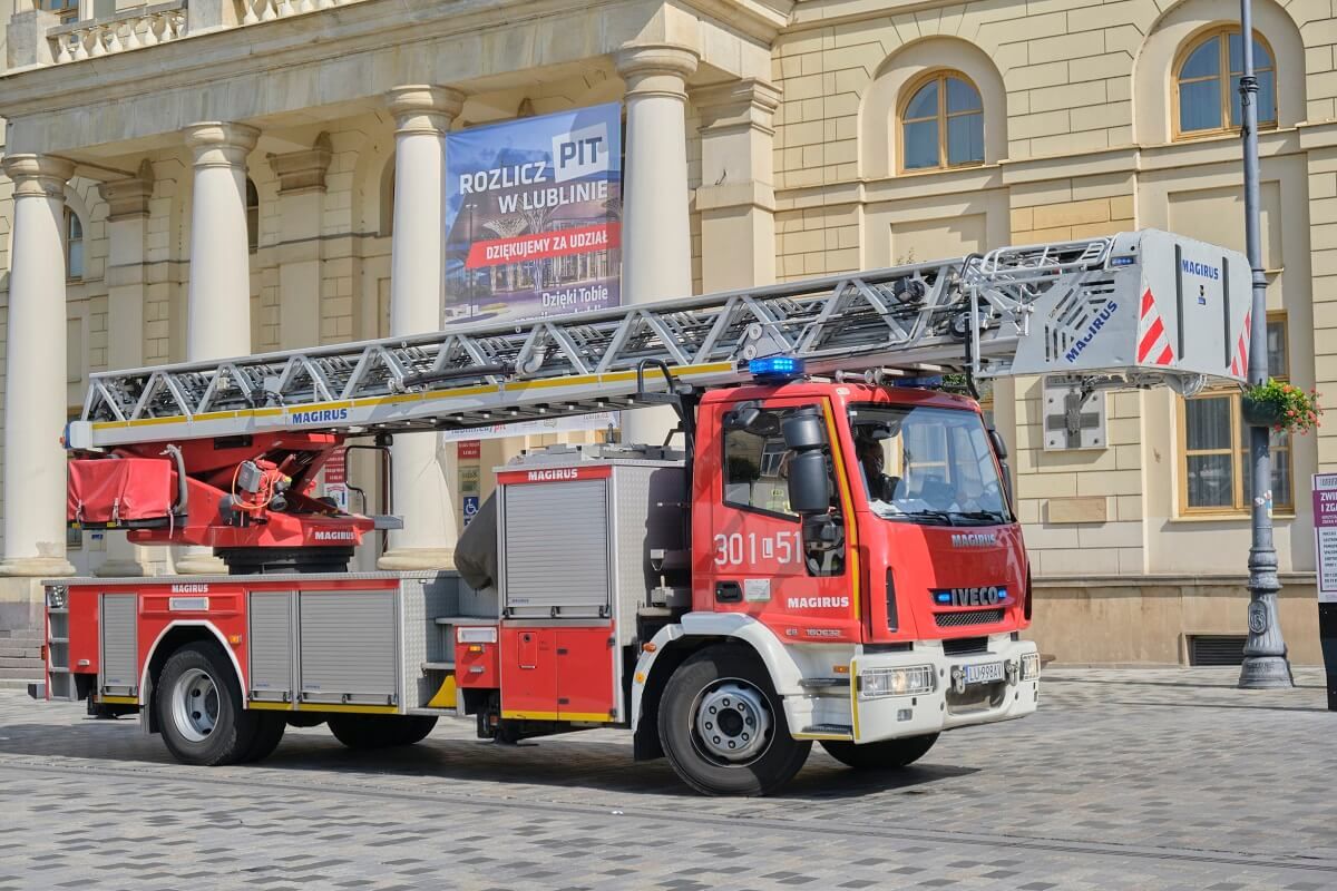 Strażacy przed Urzędem Miasta Lublin — alarm bombowy