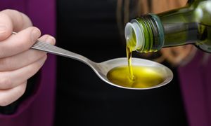 Pij codziennie jedną łyżkę. Ten olej działa cuda na jelita i skórę