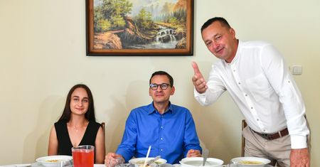 "Przepraszamy". Morawiecki nagle zaczął mówić o błędach