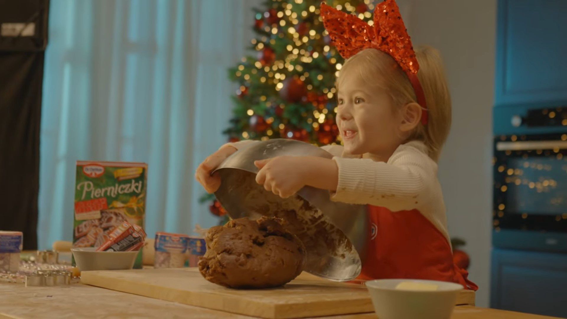 Klaudia Halejcio z córką na planie świątecznej reklamy