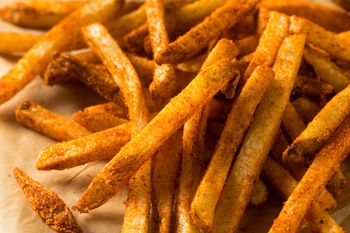 Frytki z posypką paprykową. Z tego przepisu wychodzą lepsze niż z McDonald's