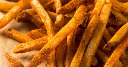 Frytki z posypką paprykową. Z tego przepisu wychodzą lepsze niż z McDonald's