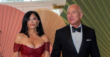 Jeff Bezos i Lauren Sanchez na kolacji w Białym Domu. Ukochana miliardera postawiła na wydekoltowaną suknię (FOTO)