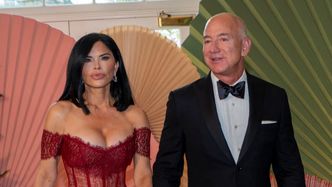 Jeff Bezos i Lauren Sanchez na kolacji w Białym Domu. Ukochana miliardera postawiła na wydekoltowaną suknię (FOTO)
