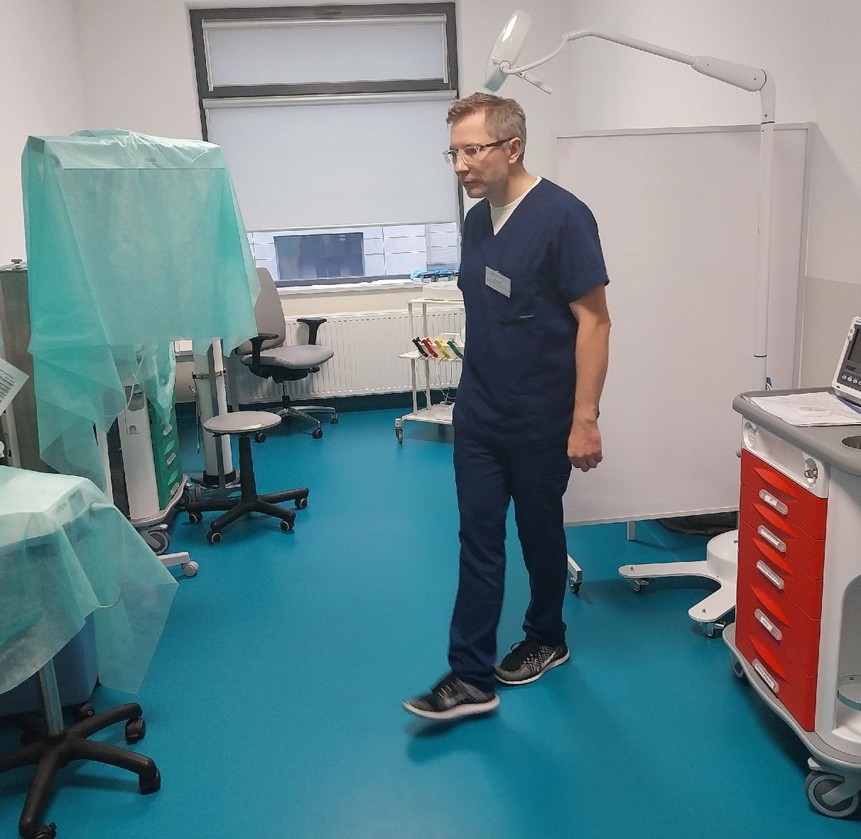 Tu badani są pacjenci przyjęci na oddział - pokazuje doktor Rafał Karwat. Zwykle spędzają w szpitalu około tygodnia