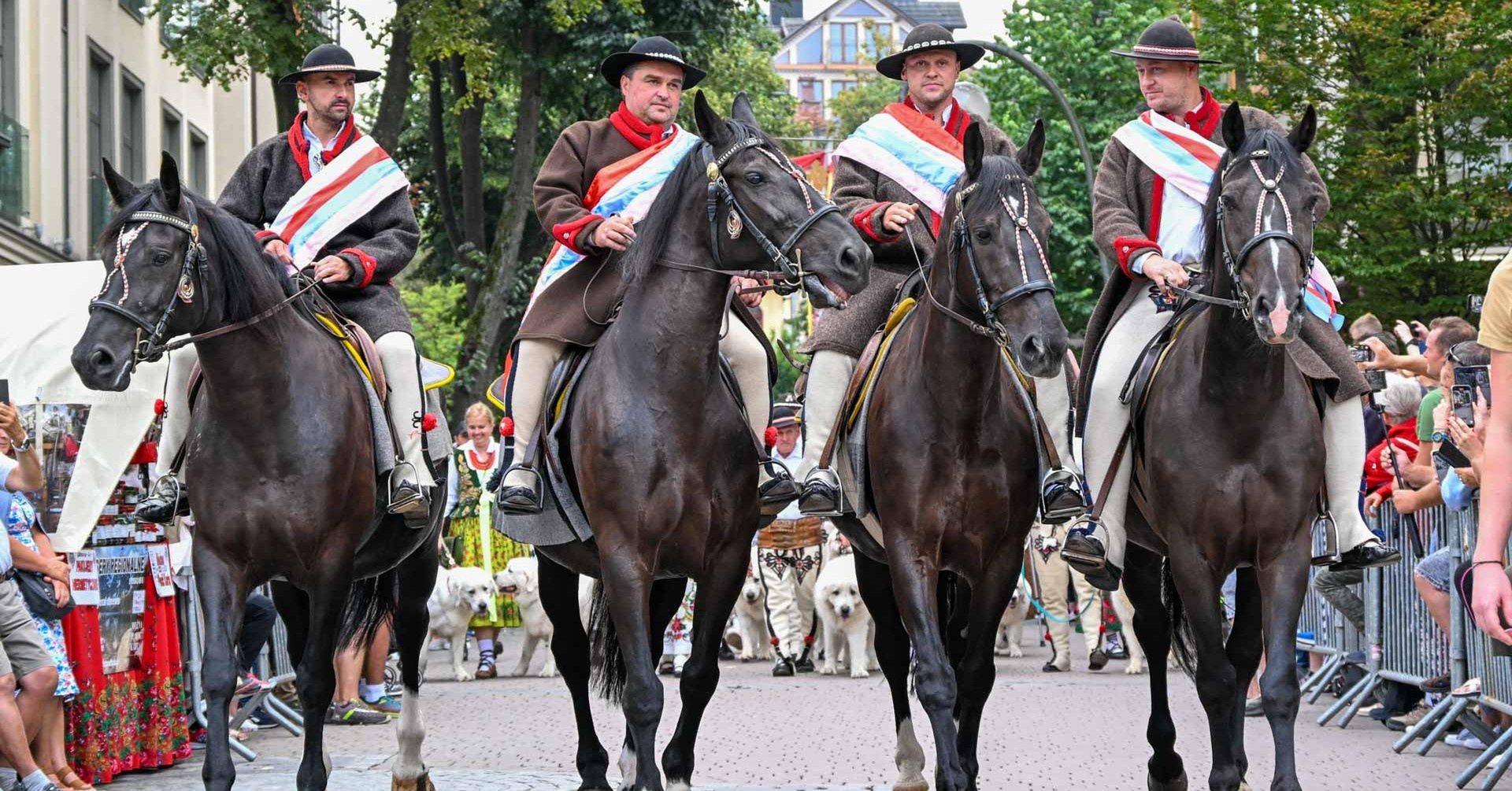 Festiwalowy korowód na Krupówkach
