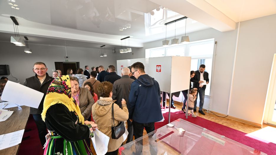 Głuchów (woj. łódzkie), 07.04.2024. Wybory samorządowe 2024. Głosowanie w lokalu wyborczym w Głuchowie koło Rawy Mazowieckiej, 7 bm. Trwa głosowanie w wyborach samorządowych. Do jego zakończenia obowiązuje cisza wyborcza. (ad) PAP/Grzegorz Michałowski