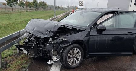 Na S12 stracił panowanie nad pojazdem. Volkswagen uderzył w barierę energochłonną. Utrudnienia w kierunku Lublina