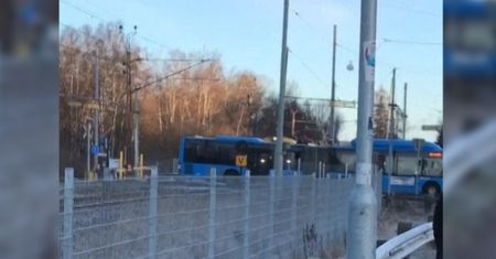 Autobus na przejeździe kolejowym. Przerażające nagranie świadka