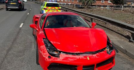 Rozbił ferrari w Wielkiej Brytanii. Kilka minut wcześniej wyjechał z salonu