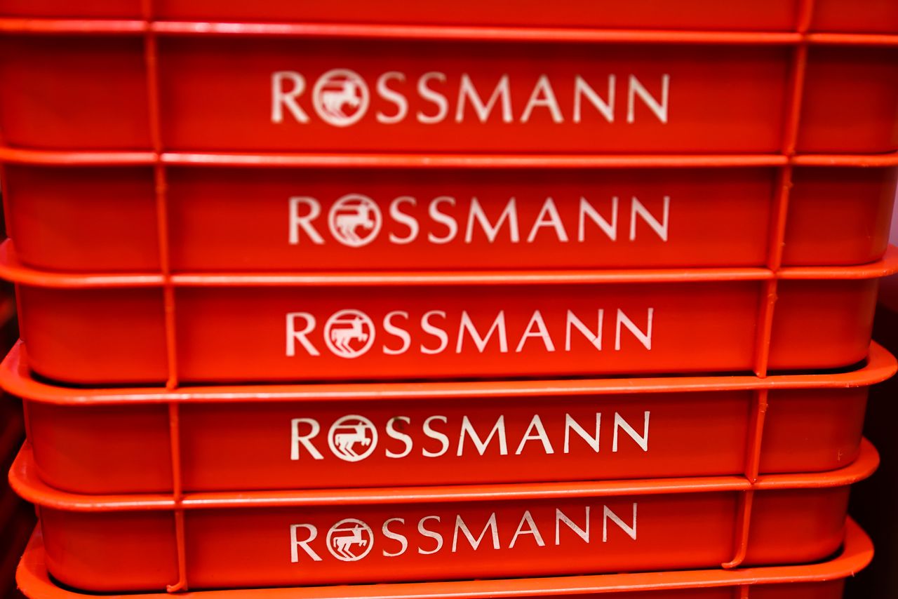Niedziela handlowa. Promocje w Rossmann dla kobiet i mężczyzn