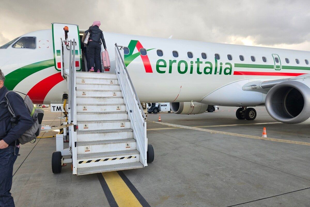 Pasażerowie wchodzący do samolotu Aeroitalia z Lublina do Rzumu