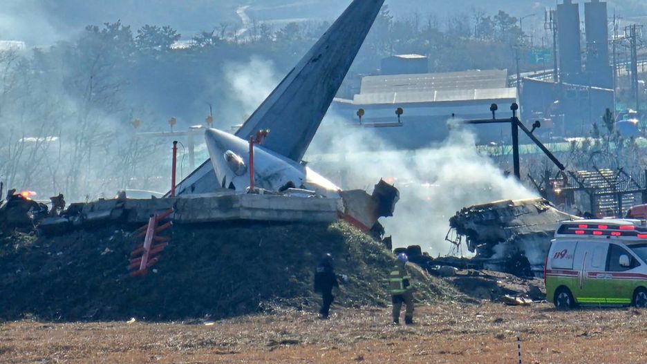 Katastrofa lotnicza w Korei P?d.
MUAN, SOUTH KOREA - DECEMBER 29: A view from the scene after a Jeju Air plane crashed after experiencing problems with its landing gear in Muan county, 288 kilometers (179 miles) southwest of the South Korean capital Seoul on December 29, 2024. A Jeju Air flight carrying 181 passengers, including six crew, caught fire during landing after reportedly experiencing landing gear issues around 9.07 a.m. local time, according to Yonhap News Agency. The twin-engine aircraft, returning from Bangkok, veered off the runway and collided with a fence before slamming into a wall in a fiery explosion. A passenger and a crew member were found alive in the tail section of the place as rescue efforts continued. Lee Geun Young / Anadolu/ABACAPRESS.COM
AA/ABACA