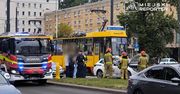 Warszawa: Kierujący przewozem osób wjechał pod tramwaj w Śródmieściu