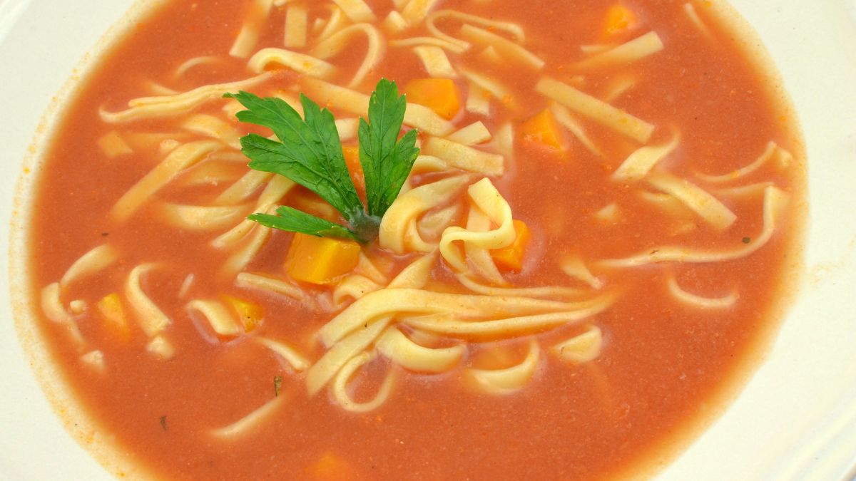 Zupa pomidorowa z tym składnikiem smakuje obłędnie