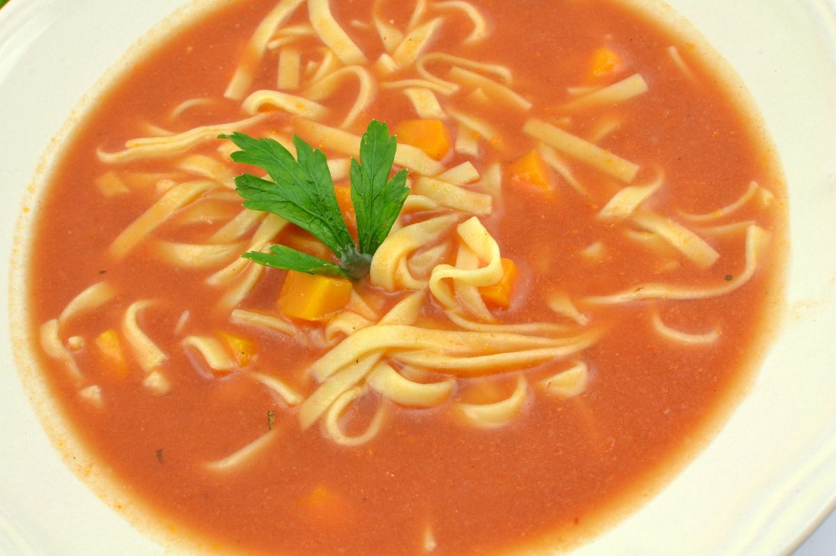 Zupa pomidorowa z tym składnikiem smakuje obłędnie