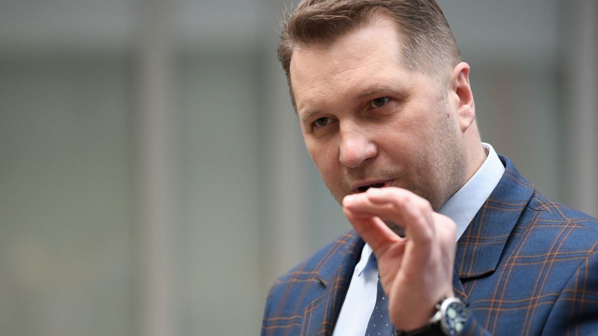 Przemysław Czarnek podczas briefingu prasowego w holu Uniwersytetu Rzeszowskiego.
