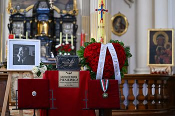 Pogrzeb Krzysztofa Piesiewicza. Wspomniano, że był przeciwko karze śmierci