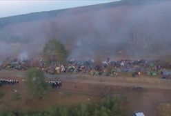 Tysiące migrantów nocują na granicy z Białorusią. Wzdłuż płotu powstało ogromne koczowisko [NA ŻYWO]