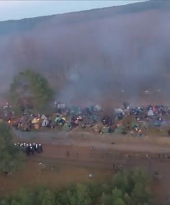 Tysiące migrantów nocują na granicy z Białorusią. Wzdłuż płotu powstało ogromne koczowisko [NA ŻYWO]