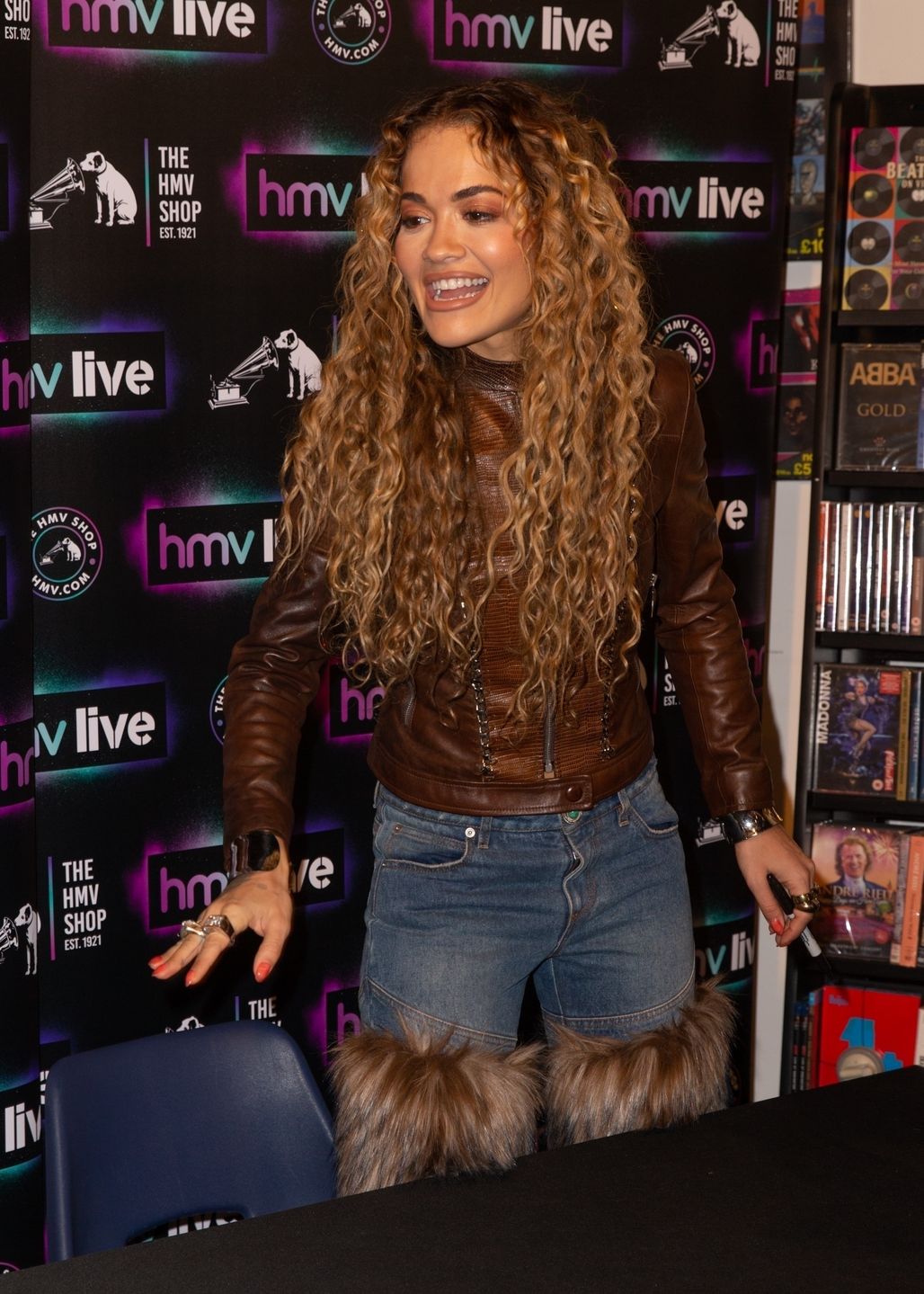 Rita Ora w spodniach z futra