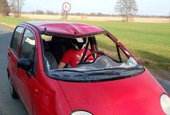 Bez przedniej szyby, ale w kasku i z zapiętymi pasami. Policja: "widok bezcenny"