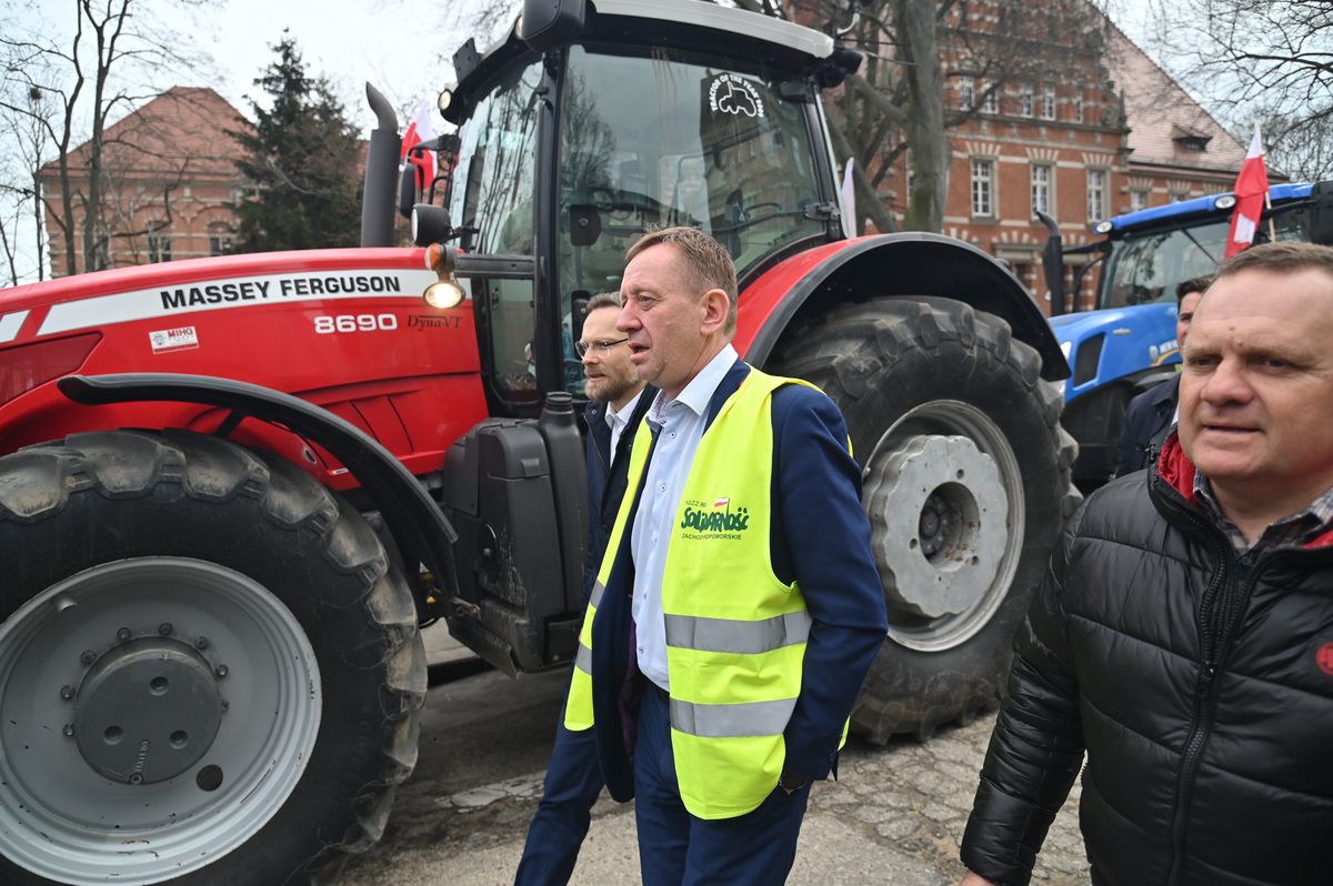 Minister rolnictwa Robert Telus podczas spotkania z rolnikami protestującymi w Szczecinie  