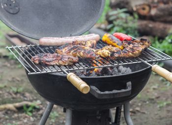 Nigdy nie wyrzucaj resztek po grillowaniu. Twój ogród szybko ci za to podziękuje