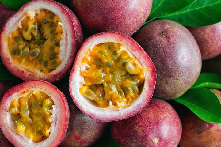 Marakuja to owoc egzotyczny, który charakteryzuje się słodko-kwaśnym smakiem.