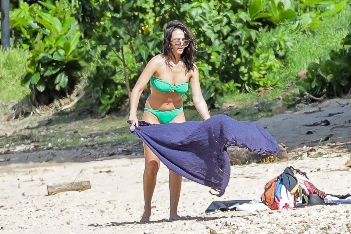 42-letnia Jessica Alba relaksuje się z trójką dzieci na hawajskiej plaży