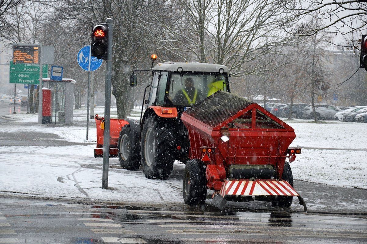 Pług odśnieżający na ulicy Komisji Edukacji Narodowej w centrum Stalowej Woli