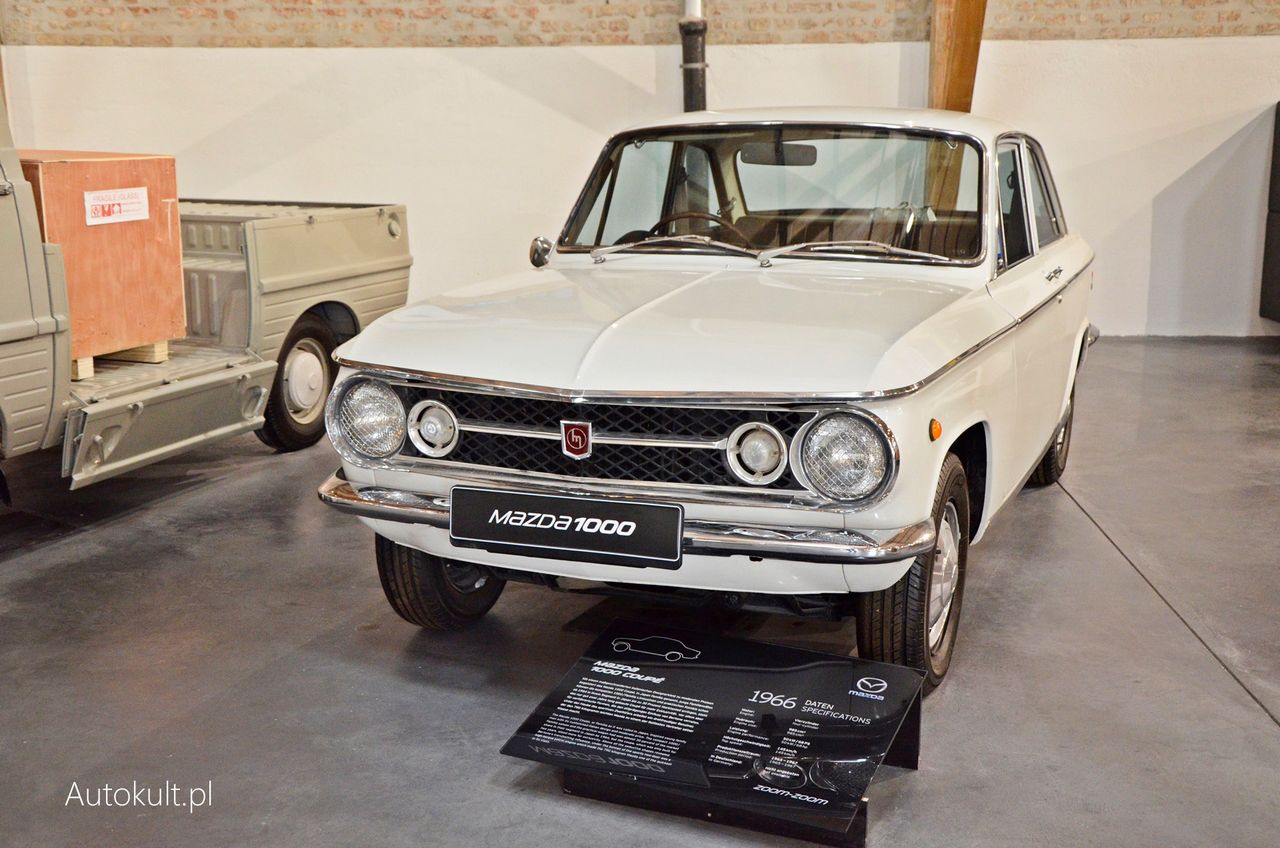 Mazda 1000 z 1966 roku to już bardziej współczesny, elegancki samochód kompaktowy z typowym silnikiem 4-cylindrowym. To praprzodek współczesnej Mazdy 3.