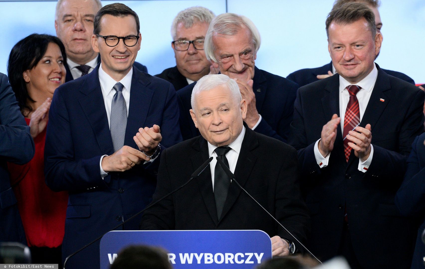 Wiecz�r wyborczy PiS
Fot. Fotokibit/East News, Warszawa, 15.10.2023. Wybory parlamentarne 2023. Wieczor wyborczy Prawa i Sprawiedliwosci w siedzibie partii przy ul. Nowogrodzkiej.  N/z Anita Czerwinska, Jacek Sasin, Mateusz Morawiecki, Ryszard Czarnecki, Ryszard Terlecki, Jaroslaw Kaczynski, Mariusz Blaszczak.
Fotokibit