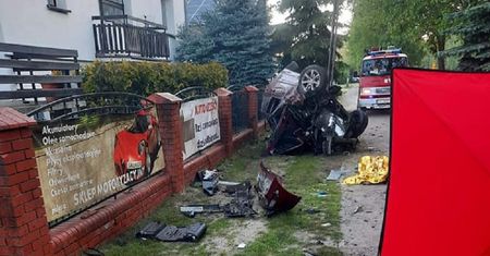 Tragiczny wypadek. Pasażerka zginęła, kierowca walczy o życie
