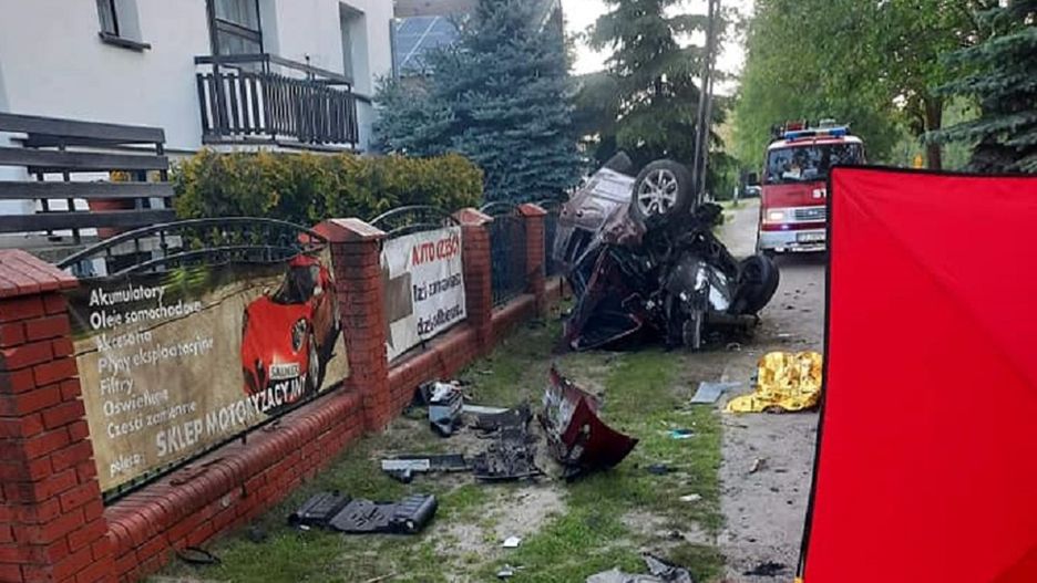 Tragiczny wypadek. Pasażerka zginęła, kierowca walczy o życie