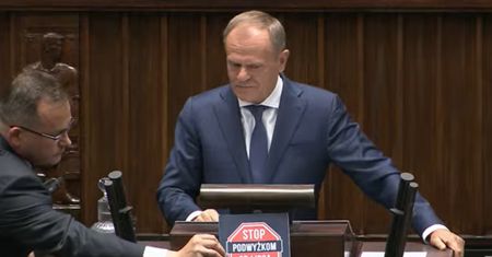Poseł PiS wtargnął na mównicę. Przerwał wystąpienie Donalda Tuska